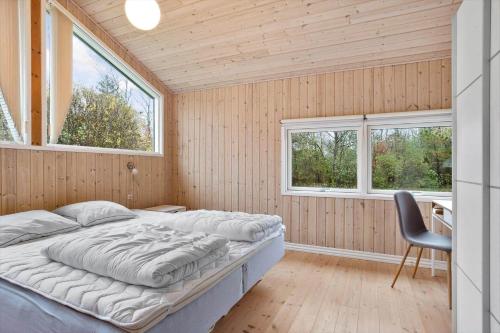 Postel nebo postele na pokoji v ubytování TV1698-Albaek-Magevej-60