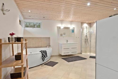 Koupelna v ubytování TV1698-Albaek-Magevej-60