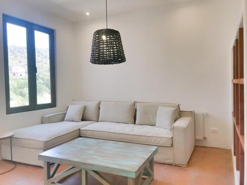 a living room with a couch and a table at Casapueblo Rent Cachagua CP 23 in Cachagua