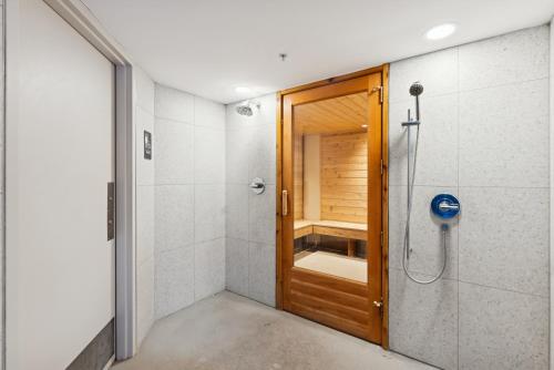 Et badeværelse på SilverKing Mountainside Penthouse Suite