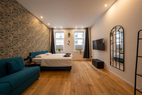 a bedroom with a bed and a couch at Velvet Vienna - at metro station U1 - 5 mins to opera in Vienna