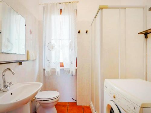 een witte badkamer met een toilet en een wastafel bij Villa Meridiana in Itri