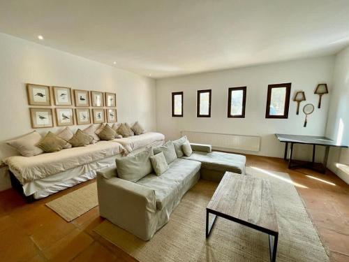 a large living room with a couch and a table at Casapueblo Rent Cachagua CP 29 in Cachagua