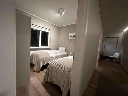 een slaapkamer met twee bedden en een raam bij Luxury Villa in Golden Circle with hot tub in Selfoss