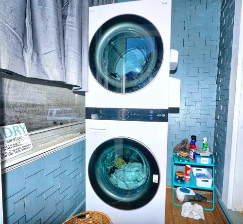 een wasmachine en droger in de badkamer bij Nell's Place in Cincinnati