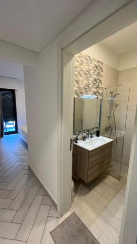 Ένα μπάνιο στο Luxury apartments in Ayla