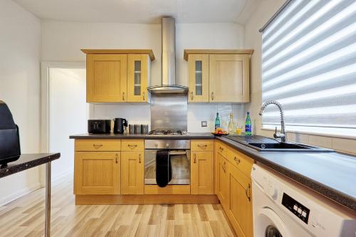 Kuchyň nebo kuchyňský kout v ubytování CLARK PROPERTY ESTATES - Spacious Home by the Sea - Families, Contractors, Parking, WiFi, Sleeps 6, Long Stays