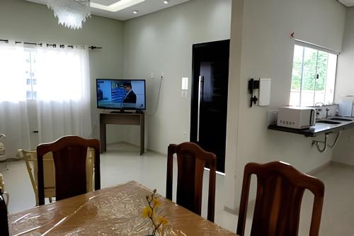 TV a/nebo společenská místnost v ubytování Casa ampla e confortável próximo ao centro