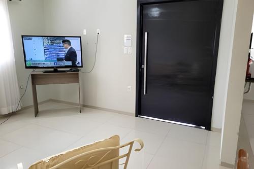 TV a/nebo společenská místnost v ubytování Casa ampla e confortável próximo ao centro