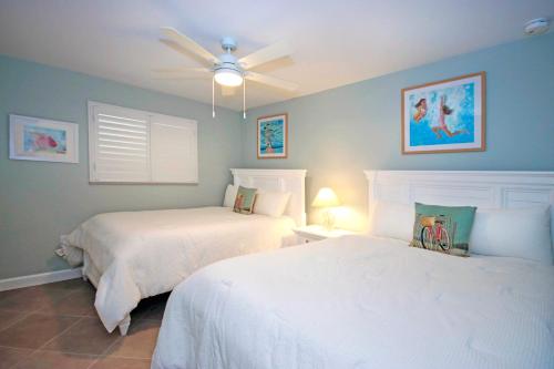 Postel nebo postele na pokoji v ubytování 3rd floor Sanibel condo with enchanting beach views 4C3