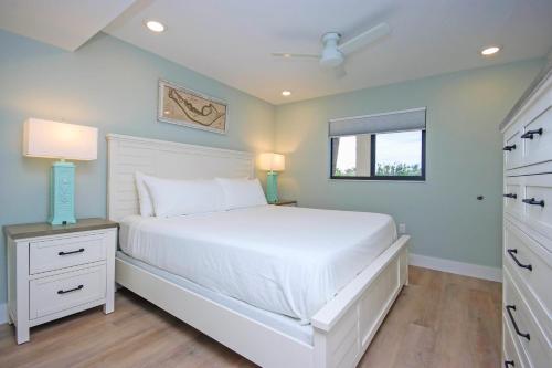 Ένα ή περισσότερα κρεβάτια σε δωμάτιο στο 1BR Second Floor Condo On Sanibel Island Steps To The Beach 4B2