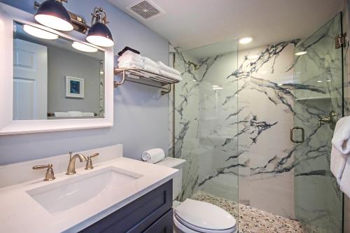Ένα μπάνιο στο 1BR Second Floor Condo On Sanibel Island Steps To The Beach 4B2