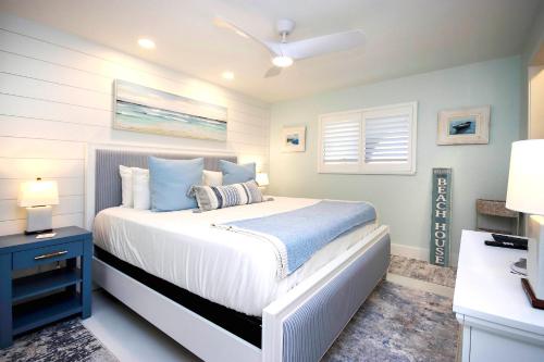 een slaapkamer met een groot bed en een blauw nachtkastje bij 1BR ocean view condo on Sanibel Island Steps from the beach 3B3 in Sanibel