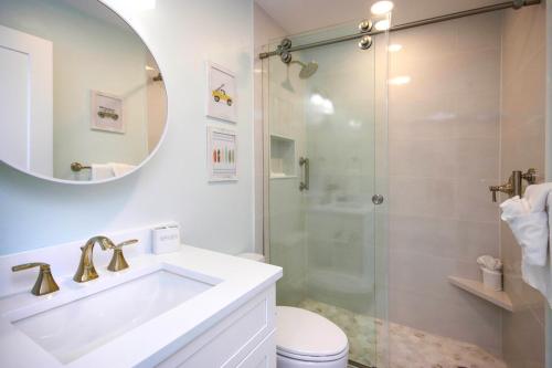 een badkamer met een wastafel en een glazen douche bij 1BR ocean view condo on Sanibel Island Steps from the beach 3B3 in Sanibel