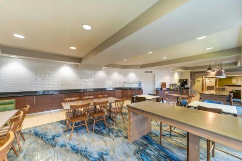 Kuchyň nebo kuchyňský kout v ubytování Fairfield Inn Salt Lake City Layton