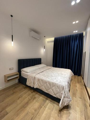 Ένα ή περισσότερα κρεβάτια σε δωμάτιο στο Lakeside Comfort Tirana