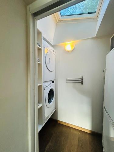 a laundry room with a washing machine and a window at Casa Volney in Angers