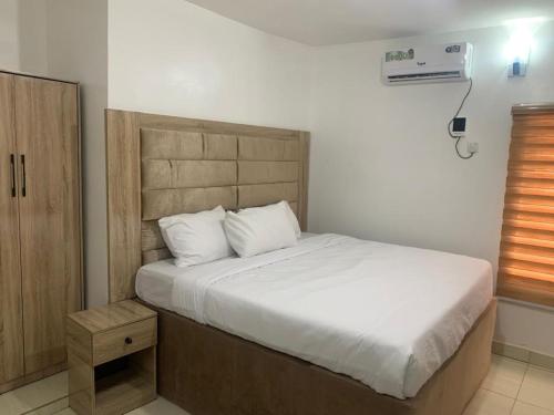 Postel nebo postele na pokoji v ubytování Rosecourt Hotel & Suites