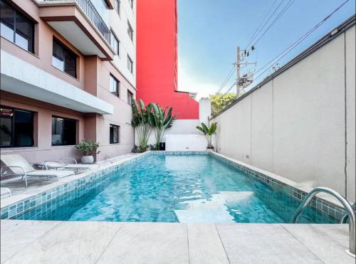 a swimming pool on the side of a building at Bela Vista São Paulo "Apto moderno, confortável e proximo a varios pontos turistico" in Sao Paulo