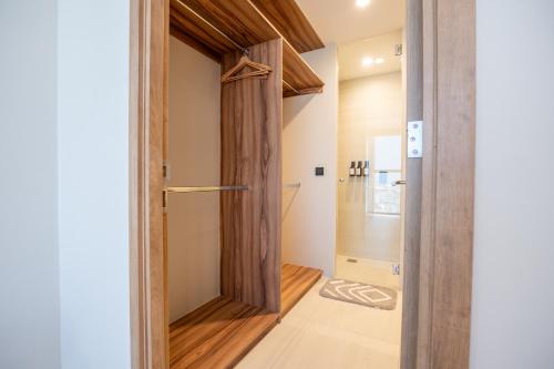 a pivot door in a bathroom with a shower at Modern Stay in the Heart of Guadalajara in Guadalajara
