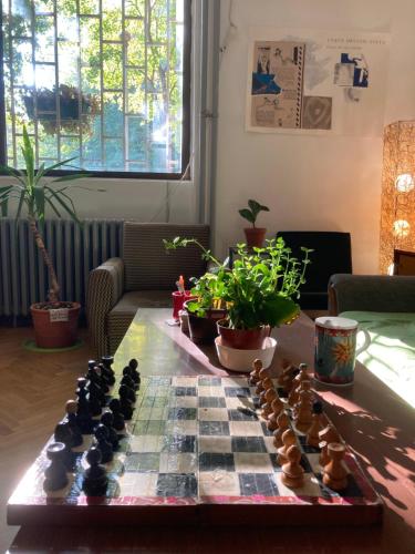 een schaakbord op een tafel in de woonkamer bij Chillton hostel in Belgrado