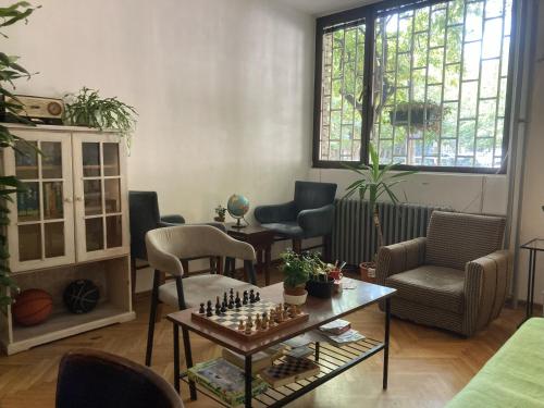 een woonkamer met een schaakbord op een tafel bij Chillton hostel in Belgrado