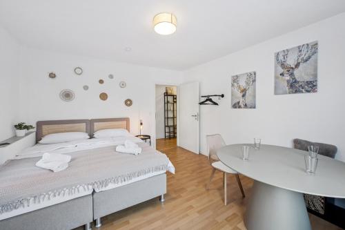 a bedroom with a bed and a tub and a table at KRelax - Bad Wildbad - Moderne Wohnung für 6 Pers in Bad Wildbad