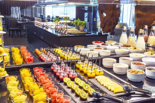 Una línea de buffet con muchos tipos diferentes de comida. en NH Bratislava Gate One, en Bratislava