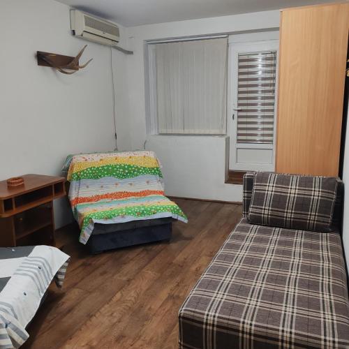Camera con letto, divano e sedia di Merak stan na dan a Vranje