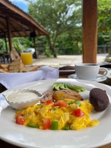 une assiette de nourriture avec saucisse et légumes sur une table dans l'établissement Gran Bonanza Hotel, à Alegría