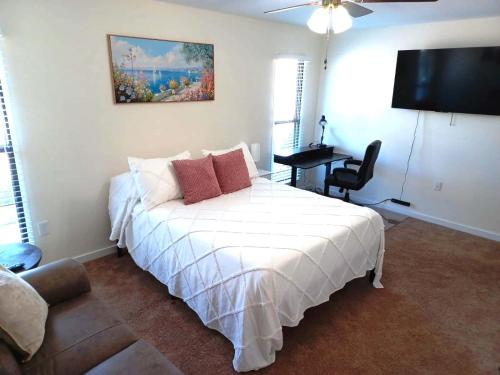 Ένα ή περισσότερα κρεβάτια σε δωμάτιο στο SUN CITY WEST - Homestay - Private Room, Private Bath, Wi-Fi, Workspace with Garage