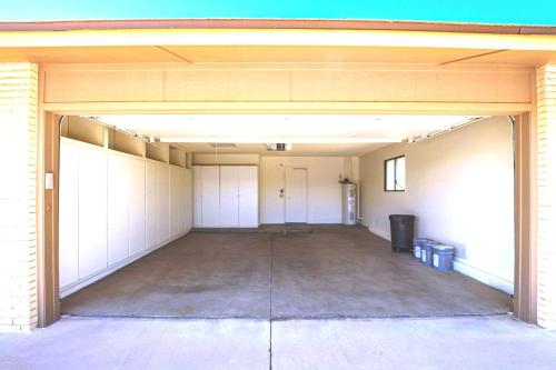 Φωτογραφία από το άλμπουμ του SUN CITY WEST - Homestay - Private Room, Private Bath, Wi-Fi, Workspace with Garage σε Sun City West