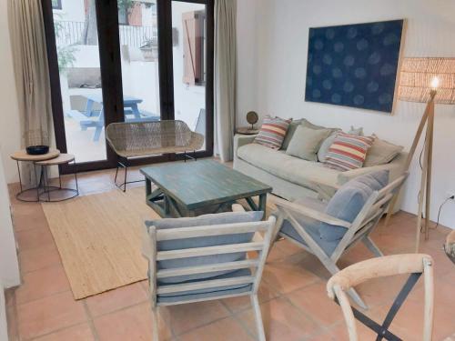 a living room with a couch and a table and chairs at Casapueblo Rent Cachagua CP 18 in Cachagua