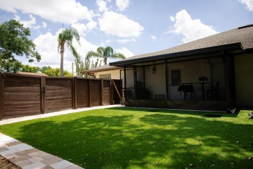 a backyard with a fence and green grass at Lakeland Suites in Lakeland
