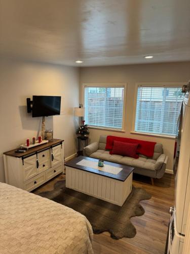 TV a/nebo společenská místnost v ubytování Private Cozy Retreat near Downtown Salinas!