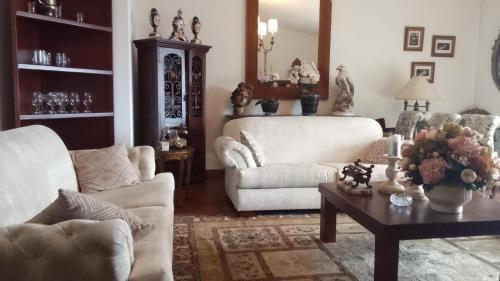 een woonkamer met twee witte banken en een tafel bij Condominio Hacienda Shangrila in San Francisco