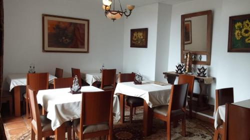 een eetkamer met tafels en stoelen met wit tafelkleed bij Condominio Hacienda Shangrila in San Francisco