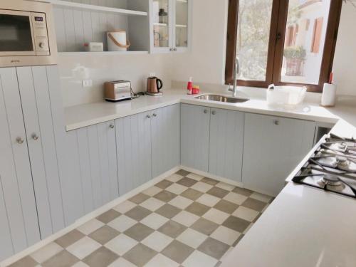 Η κουζίνα ή μικρή κουζίνα στο Casapueblo Rent Cachagua CP 35