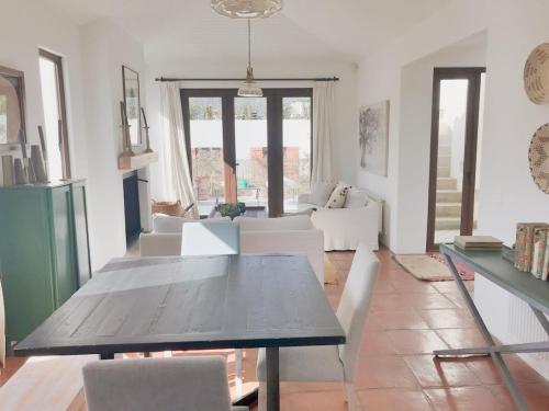 a living room with a table and white chairs at Casapueblo Rent Cachagua CP 05 in Cachagua