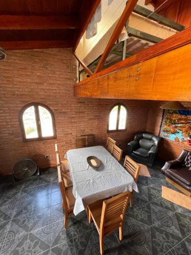 une salle à manger avec une table et quelques chaises dans l'établissement Casa Villa Icho Cruz, à Villa Icho Cruz