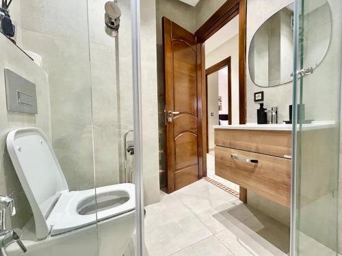 Vannituba majutusasutuses Modern Beachside Condo - Walk to shore