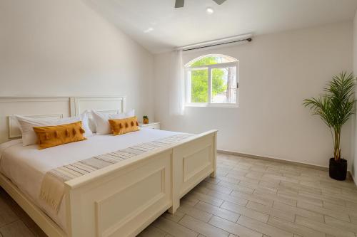 Ένα ή περισσότερα κρεβάτια σε δωμάτιο στο Boho Minimal 3-Min Beach Private Parking