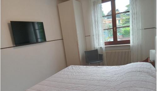 Μια τηλεόραση ή/και κέντρο ψυχαγωγίας στο Family rooms with full kitchen in Lake Garda