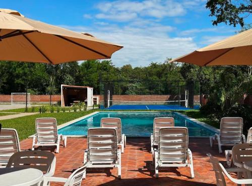 Bazén v ubytování 1 bedroom apartment, 3 min from the Airport nebo v jeho okolí