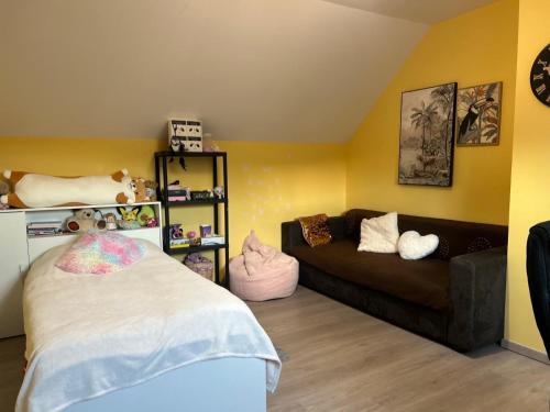 a living room with a couch and a bed at Chez Mamie in Hautot-sur-Mer