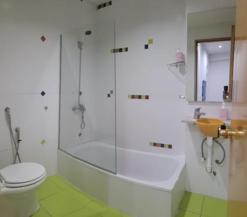 een badkamer met douche en toilet bij APARTAMENTOS FRERS in Martínez