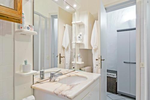 ポルト・チェルボにあるVilletta Il Mirtoの洗面台とシャワー付きの白いバスルーム