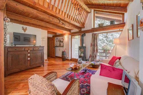 una sala de estar con un sofá y una mesa en Romito Lodge Apartment Mountain Retreat - Happy Rentals, en Cesana Torinese