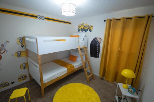 a small room with a bunk bed and a yellow curtain at Casa Kissimmee in Orlando