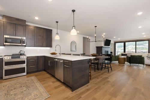 cocina abierta y sala de estar con comedor en Big Sky Base Camp Fireplace Views & Hot Tub, en Big Sky Mountain Village